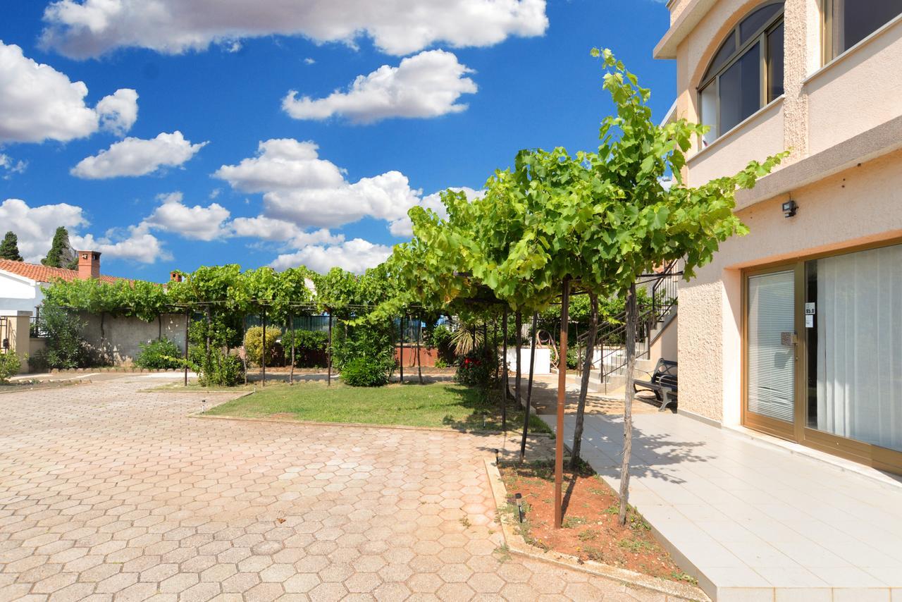Apartments Gracijano 1724 Лижнян Экстерьер фото